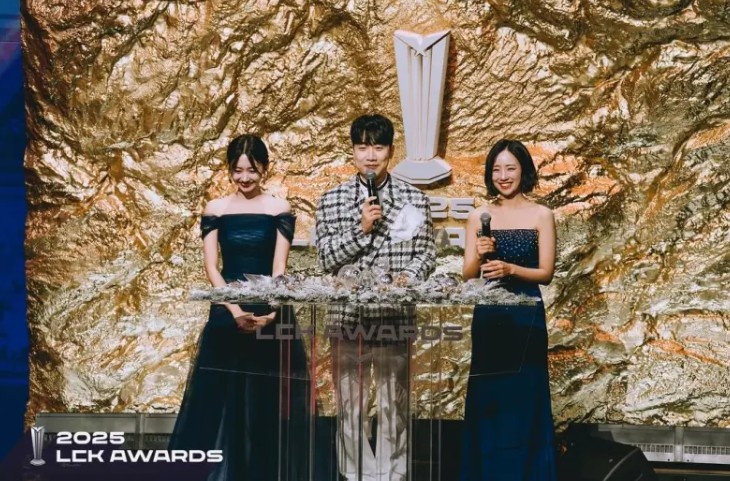 捧获荣誉的瞬间~LCK官方分享LCK颁奖典礼返图