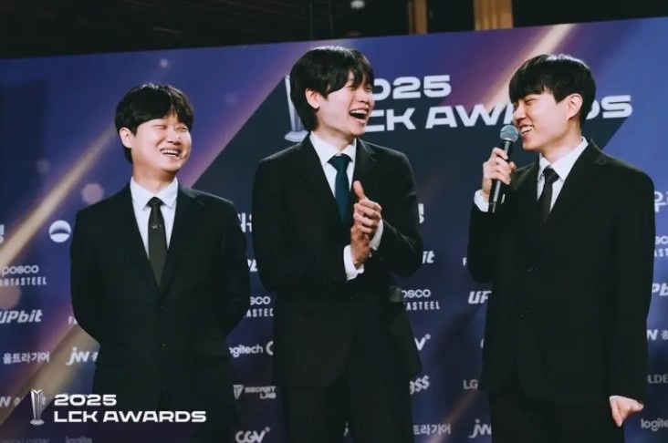 捧获荣誉的瞬间~LCK官方分享LCK颁奖典礼返图