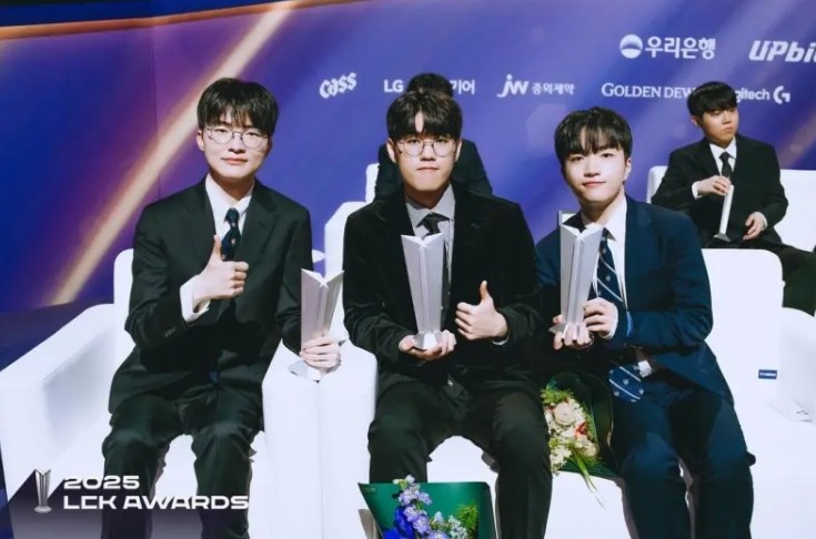 捧获荣誉的瞬间~LCK官方分享LCK颁奖典礼返图