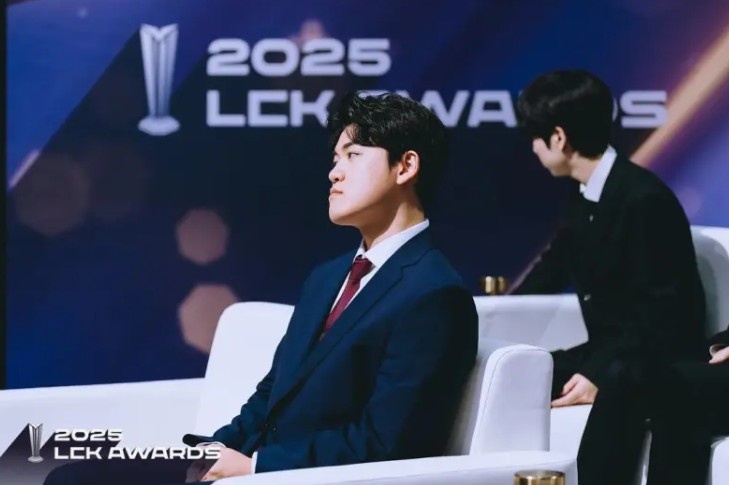 捧获荣誉的瞬间~LCK官方分享LCK颁奖典礼返图