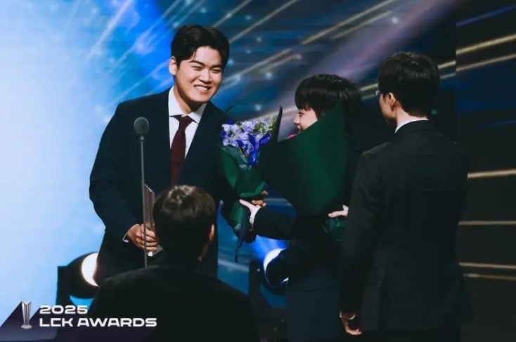 捧获荣誉的瞬间~LCK官方分享LCK颁奖典礼返图