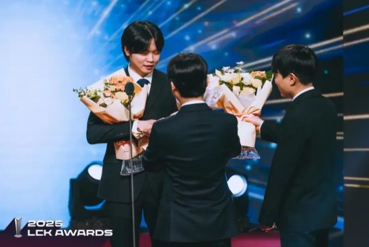 捧获荣誉的瞬间~LCK官方分享LCK颁奖典礼返图
