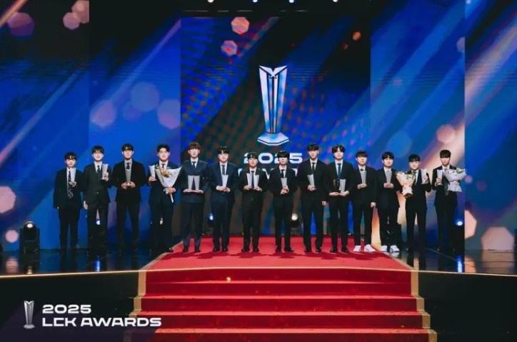 捧获荣誉的瞬间~LCK官方分享LCK颁奖典礼返图