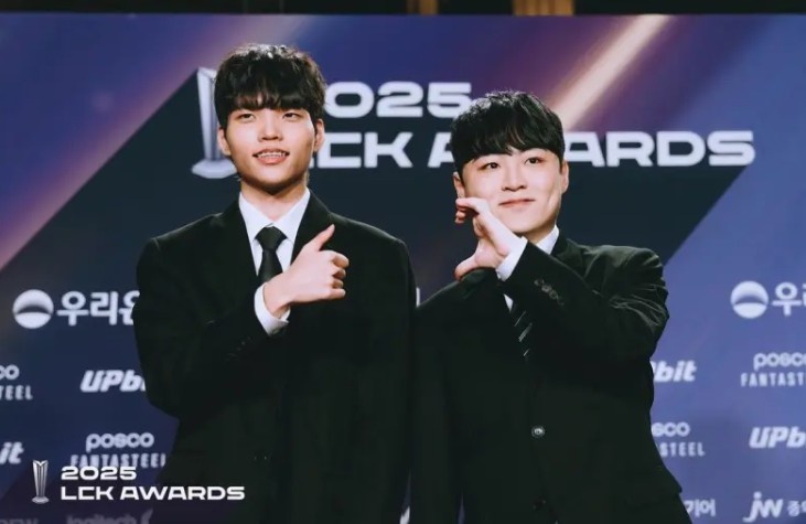 捧获荣誉的瞬间~LCK官方分享LCK颁奖典礼返图