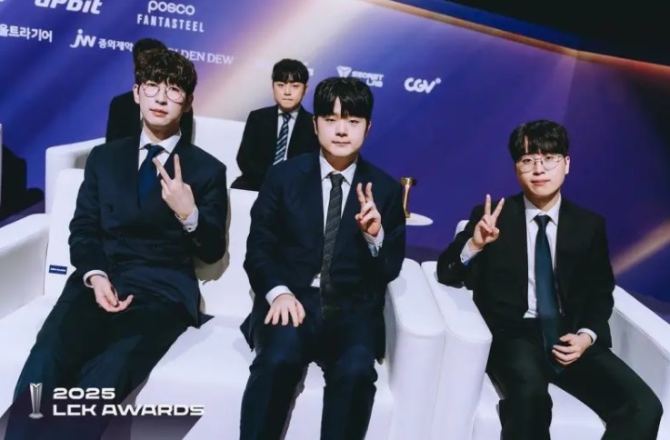 捧获荣誉的瞬间~LCK官方分享LCK颁奖典礼返图