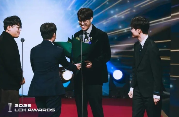 捧获荣誉的瞬间~LCK官方分享LCK颁奖典礼返图