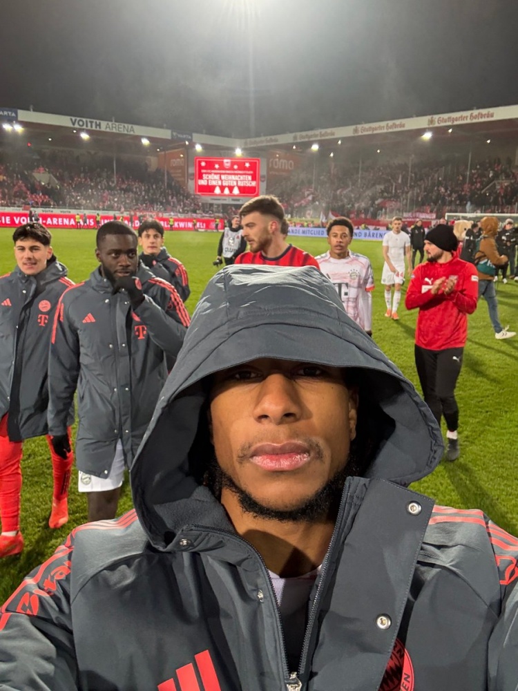 笑一笑呗！奥利塞当选全场最佳球员，赛后自拍一脸严肃