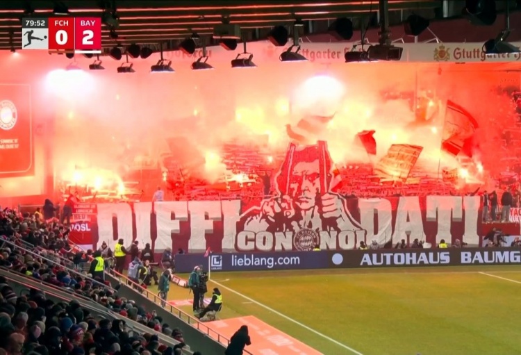 又封烟了！拜仁球迷违规燃放烟火，导致比赛一度中断