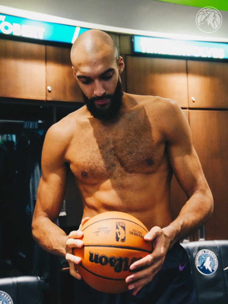 [球迷报道]生涯篮板数破10000大关！戈贝尔赛后收到本场的比赛用球(图1)