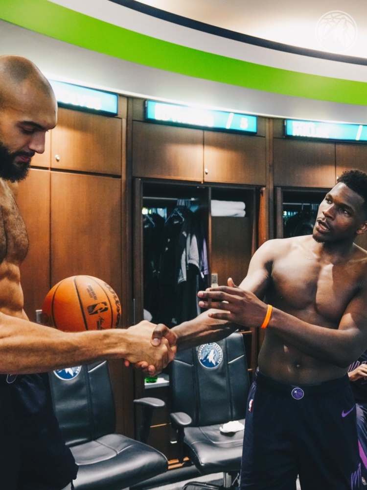 [球迷报道]生涯篮板数破10000大关！戈贝尔赛后收到本场的比赛用球(图2)