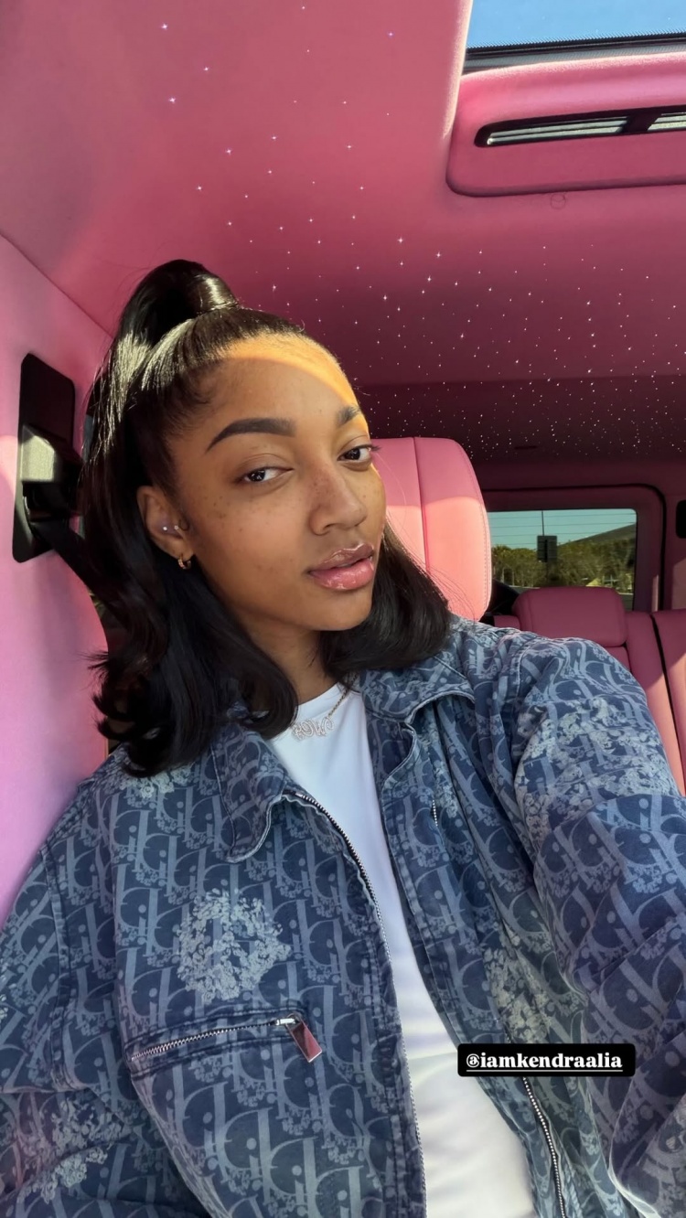 【球迷报道】芭比粉+星空顶！WNBA球星里斯晒出自己的新座驾(图1)