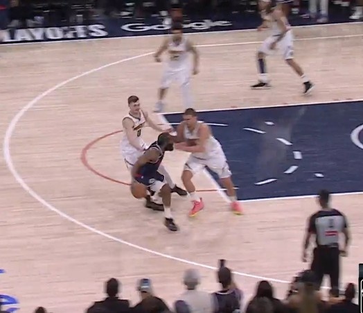 【球迷报道】年度争议判罚：哈登绝杀被犯漏吹 老詹扑倒狄龙 KD没暂停叫暂停！(图8)