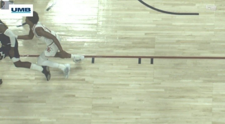 【球迷报道】年度争议判罚：哈登绝杀被犯漏吹 老詹扑倒狄龙 KD没暂停叫暂停！(图2)