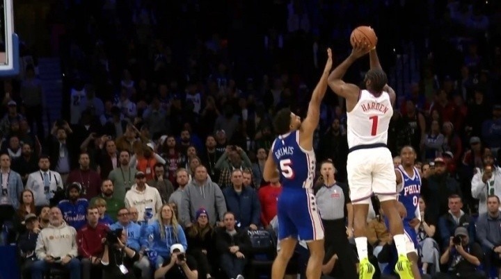 【球迷报道】年度争议判罚：哈登绝杀被犯漏吹 老詹扑倒狄龙 KD没暂停叫暂停！(图4)