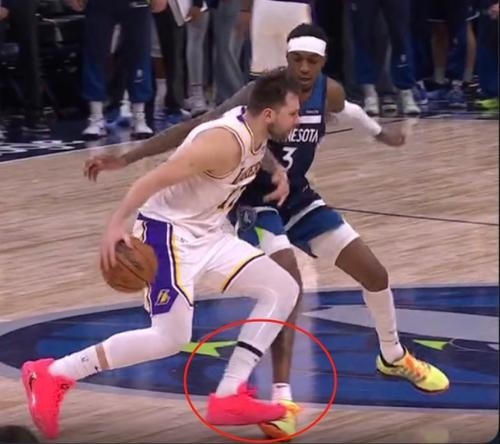 【球迷报道】年度争议判罚：哈登绝杀被犯漏吹 老詹扑倒狄龙 KD没暂停叫暂停！(图7)