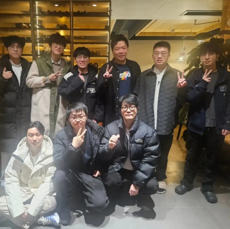 【蜗牛电竞】WBG教练Kim分享WBG聚餐照片：多亏了小虎，吃了顿开心的聚餐
