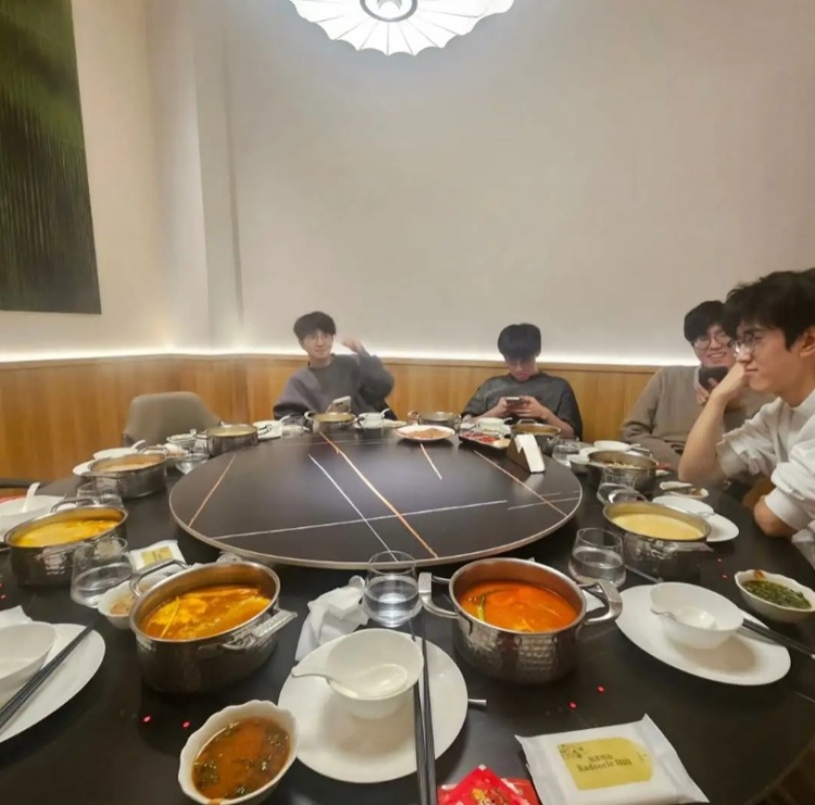 【蜗牛电竞】WBG教练Kim分享WBG聚餐照片：多亏了小虎，吃了顿开心的聚餐
