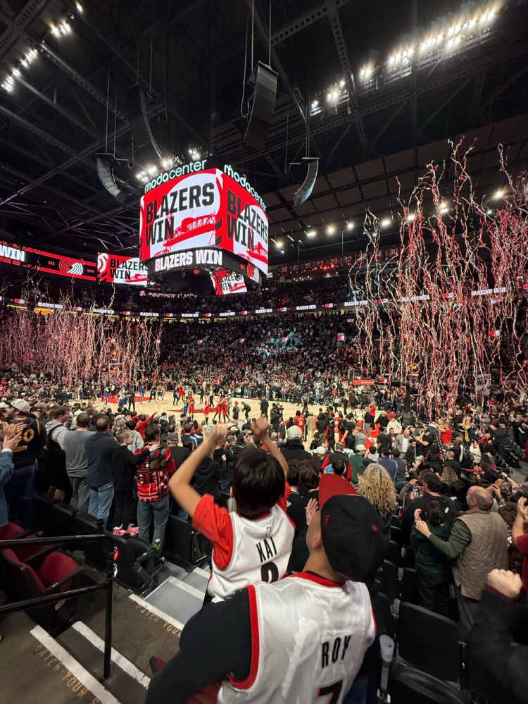 【体育世界】登陆NBA后的第一个圣诞节！杨瀚森晒照 女友&林葳&翻译刘禹铖入镜(图2)