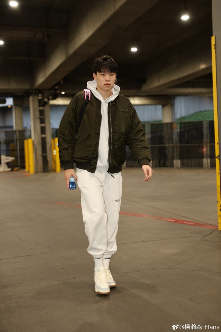 【体育世界】登陆NBA后的第一个圣诞节！杨瀚森晒照 女友&林葳&翻译刘禹铖入镜(图3)