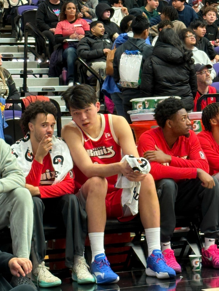 【体育世界】登陆NBA后的第一个圣诞节！杨瀚森晒照 女友&林葳&翻译刘禹铖入镜(图5)