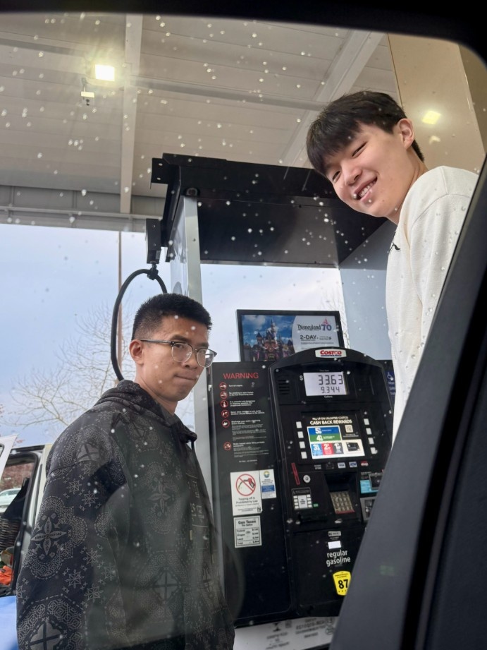 【体育世界】登陆NBA后的第一个圣诞节！杨瀚森晒照 女友&林葳&翻译刘禹铖入镜(图8)