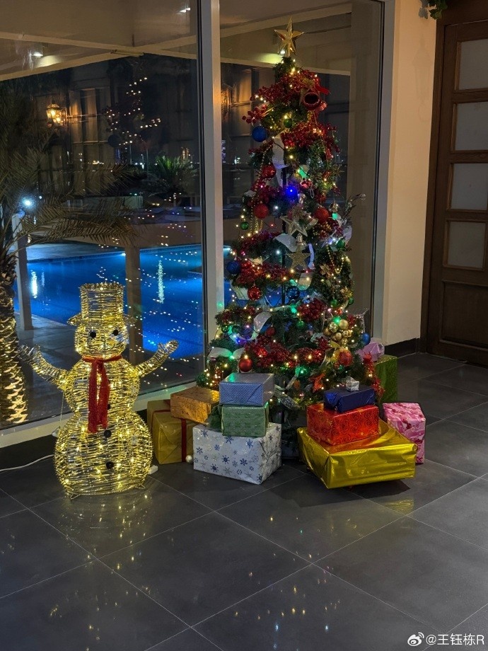 【体育趣闻】U22国➡️足在阿联酋备战U23亚洲杯，❗王钰栋晒多张与队友的合➡️照(图2)