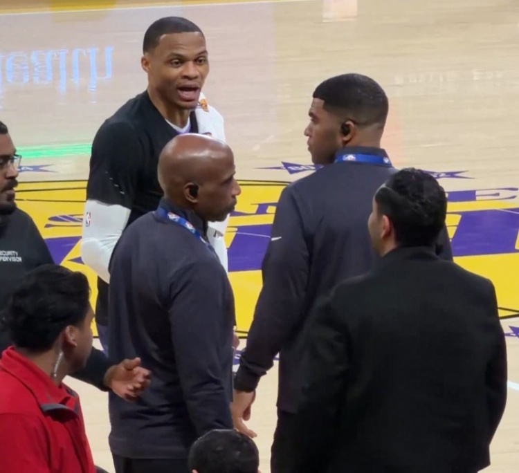 【湖人】威少投诉场边球迷辱骂自己&后者被请离球馆 威少随后也离场了(图2)