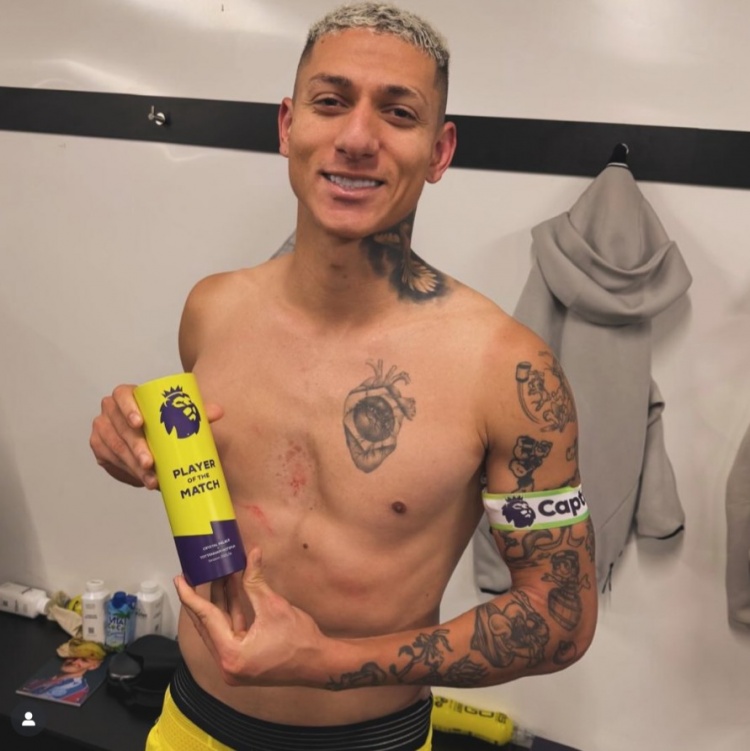 [球迷报道]里沙利松社媒庆祝赢球：全场最佳、2粒进球被吹、1次助攻(图1)