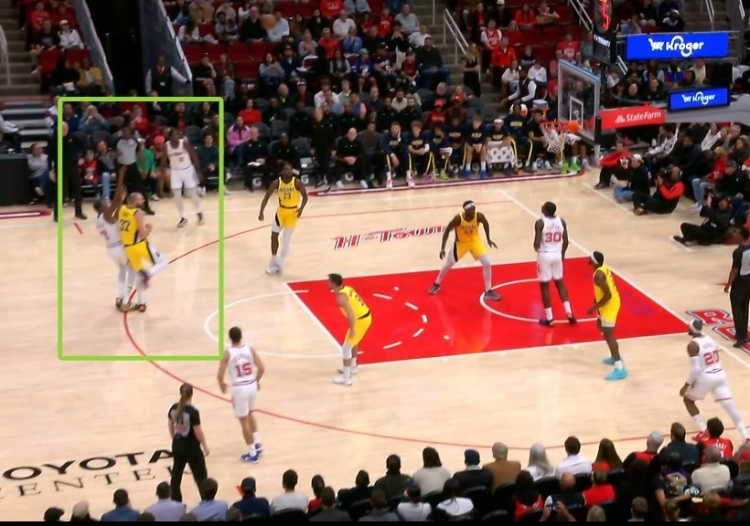 没有升级！杜兰特三分被赫夫犯规 裁判回看未追加判罚