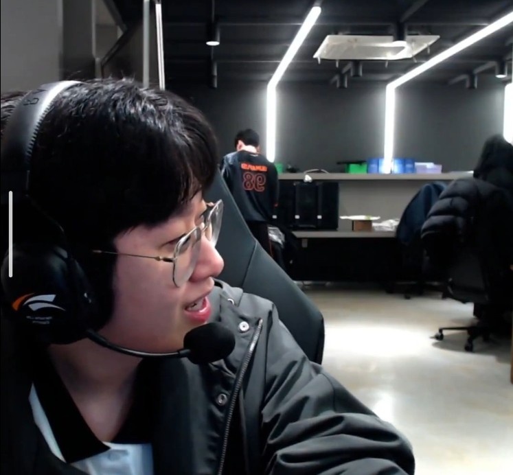 【蜗牛电竞】Gumayusi入镜ZEUS直播泄露HLE新赛季队服 管理员打字:完蛋了