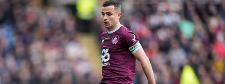 【球迷报道】官方：伯恩利队长约什·库伦前十字韧带受伤接受手术，将长期缺阵(图1)