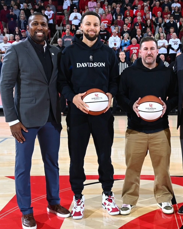 [篮球]有说法！库里回母校上脚AJ 6胭脂红！学生时期他曾穿此款拍宣传照(图2)