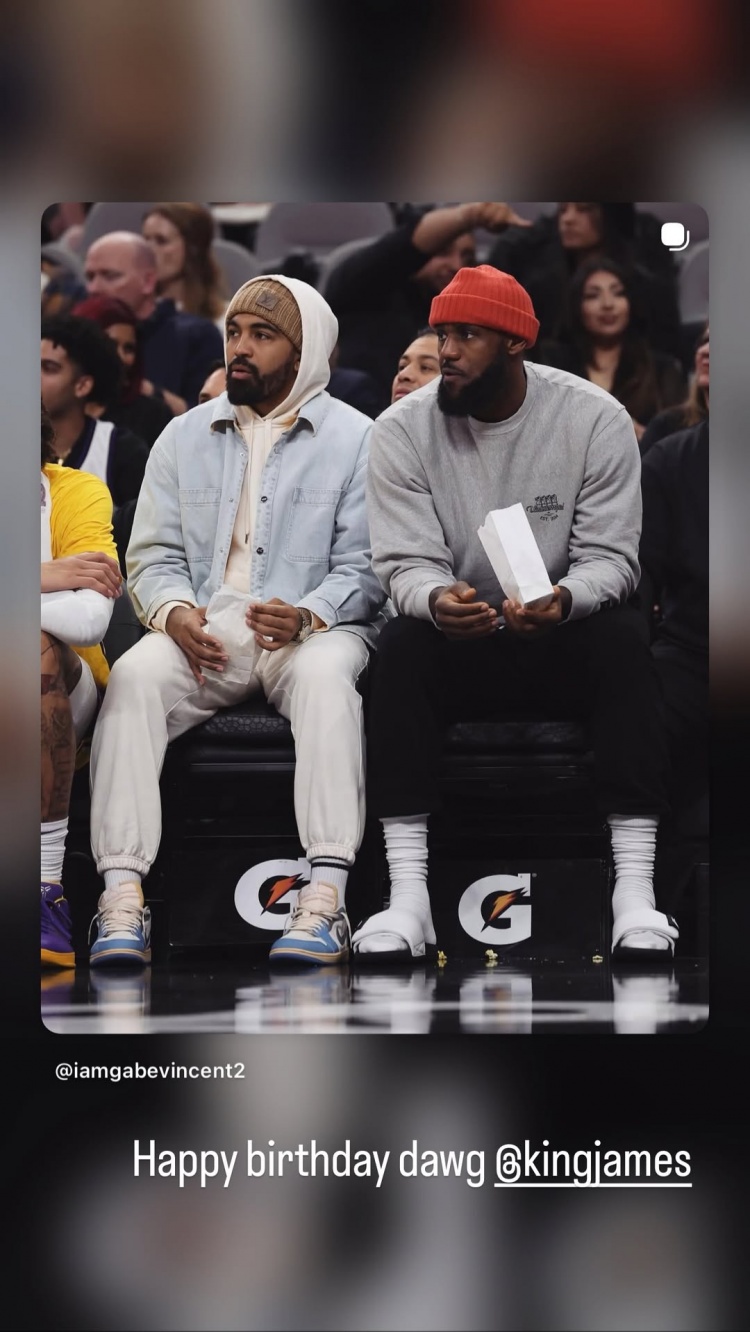 [体育头条]文森特晒照祝福老詹生日快乐！不打球光靠人情世故都能留队的存在(图1)