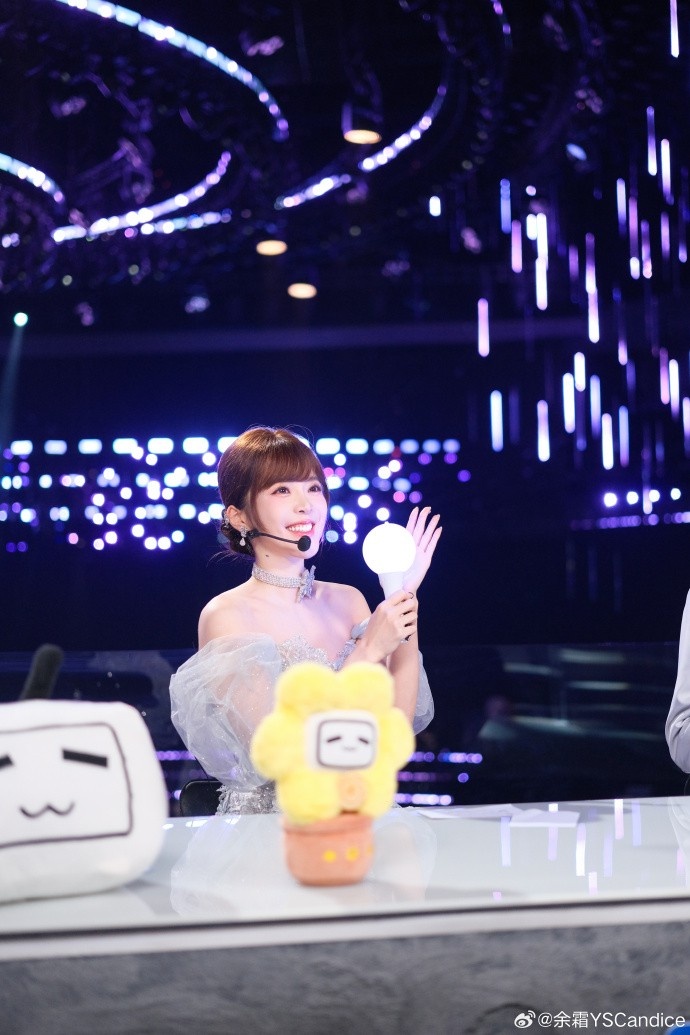 【蜗牛电竞】余霜分享B站晚会照片:希望今晚的每一个瞬间,都能被你记住