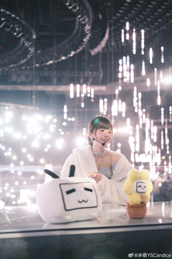【蜗牛电竞】余霜分享B站晚会照片:希望今晚的每一个瞬间,都能被你记住