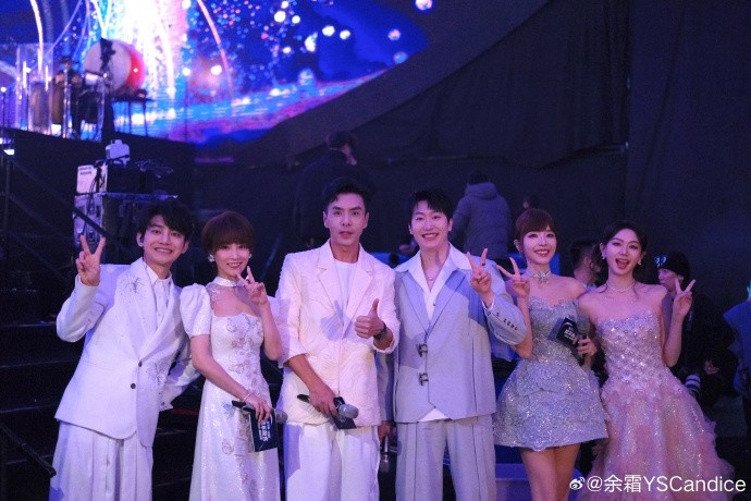 【蜗牛电竞】余霜分享B站晚会照片:希望今晚的每一个瞬间,都能被你记住