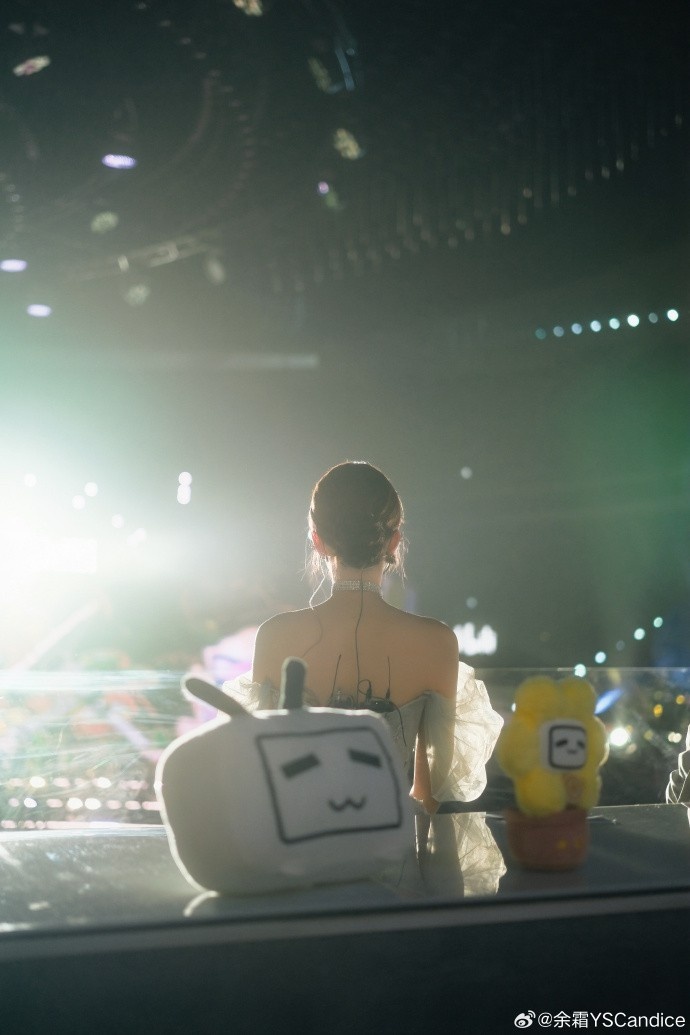 【蜗牛电竞】余霜分享B站晚会照片:希望今晚的每一个瞬间,都能被你记住