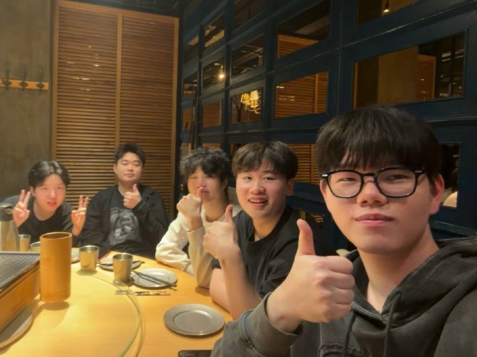 【万博电竞】IG分享选手聚餐合照:2025年的最后一张合照 孩子们明天比赛加油