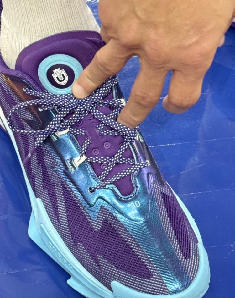 【体育焦点】库里2025收官战穿回了UA!上脚Unrivaled联赛PE款Curry ✨Series 7(图2) 【体育焦点】库里2025收官战穿回了UA!上脚Unrivaled联赛PE款Curry ✨Series 7(图2)