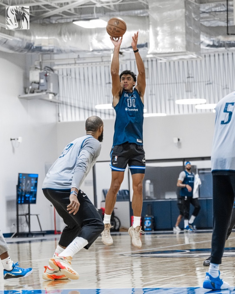 [有道理嘛?]已连续缺阵2场！独行侠官方晒训练照：浓眉现身看起来心情不错(图3)