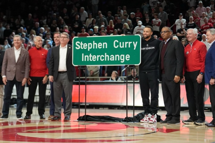 【有道理嘛?】库里晒“库里30号立交”路牌:永远勇敢追梦 全程心怀感恩!(图1) 【有道理嘛?】库里晒“库里30号立交”路牌:永远勇敢追梦 全程心怀感恩!(图1)