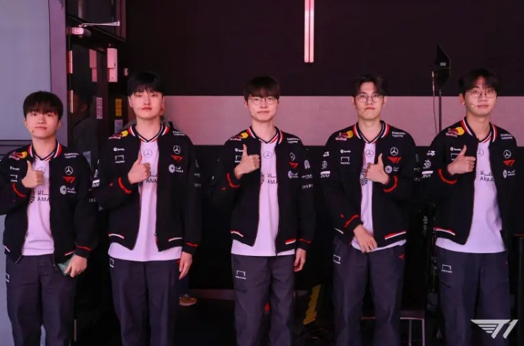 T1官媒更新动态：大家2026年也会和T1一起的吧