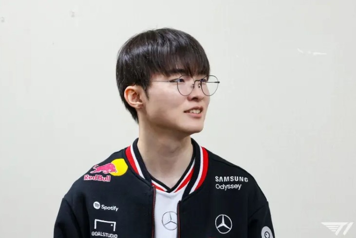 T1官媒更新动态:大家2026年也会和T1一起的吧