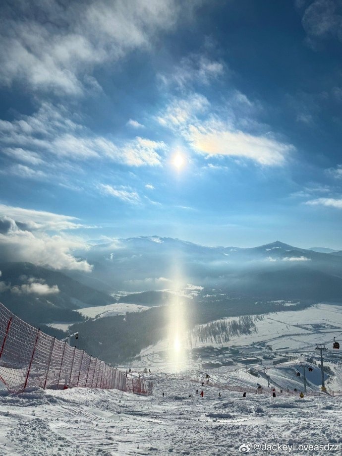 JackeyLove晒照：真新年快乐了 祝大家26年身体健康 顺风顺水！
