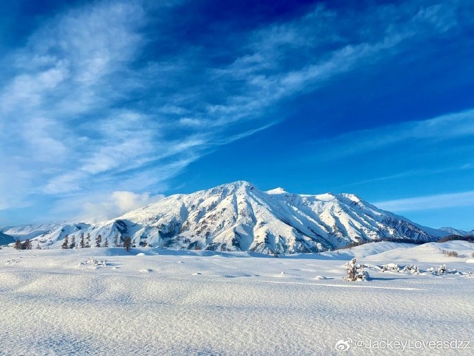 JackeyLove晒照：真新年快乐了 祝大家26年身体健康 顺风顺水！