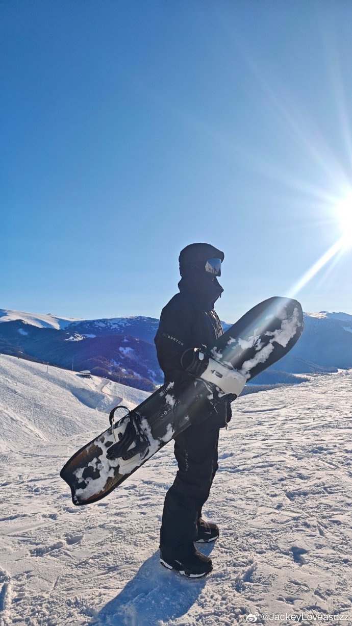 JackeyLove晒照：真新年快乐了 祝大家26年身体健康 顺风顺水！