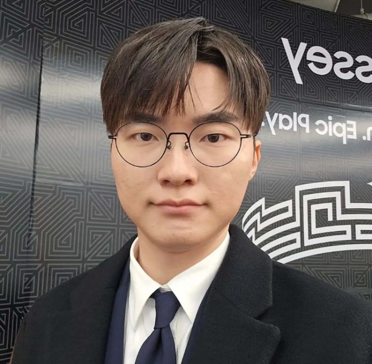 Faker社媒分享2025历程照片:Goodbye,2025!