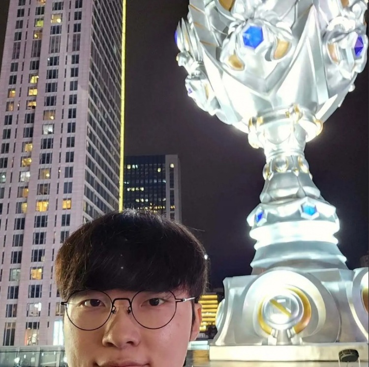 Faker社媒分享2025历程照片:Goodbye,2025!