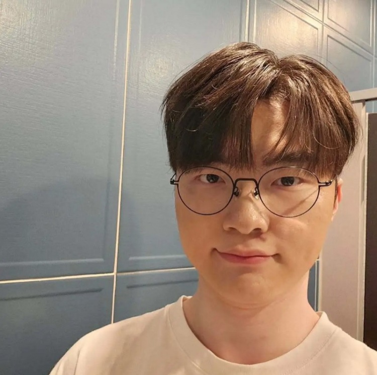 Faker社媒分享2025历程照片:Goodbye,2025!