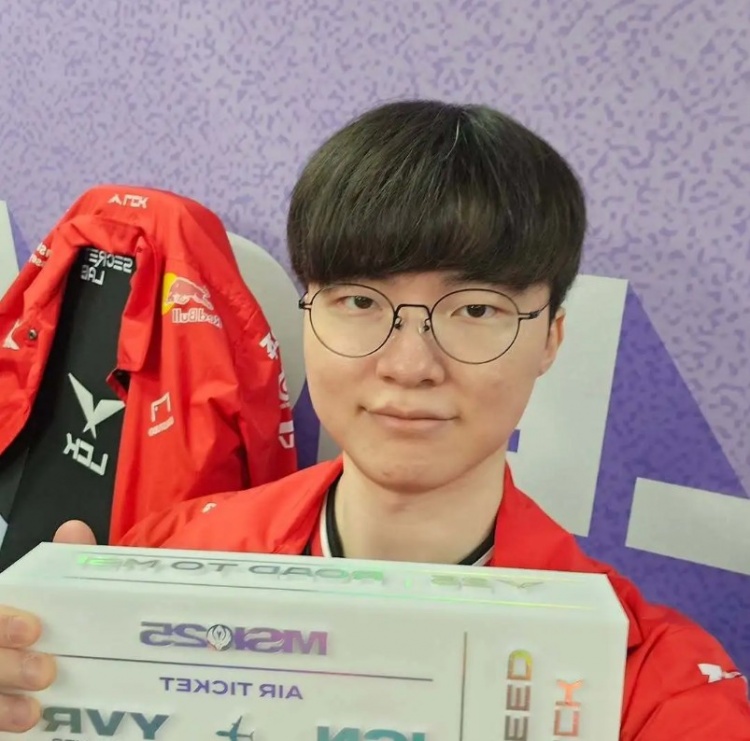 Faker社媒分享2025历程照片:Goodbye,2025!